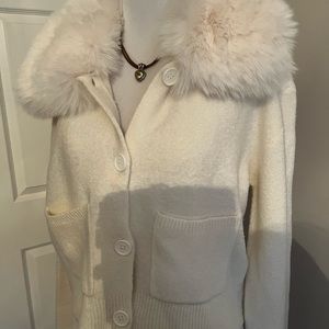 Sweater with fur collar
